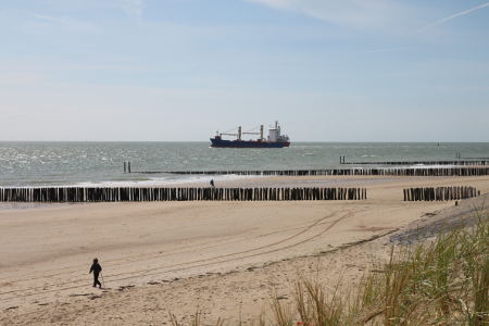 Frachter gehören manchmal zur Kulisse auf dem Nordseeküstenradweg