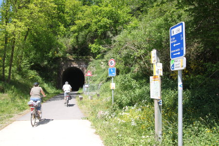 Durch den ehemaligen EIsenbahntunnel