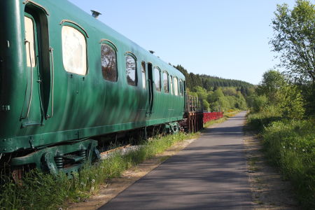 Eisenbahnwaggon am Radweg