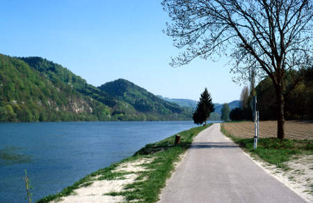 Der Donau-Radweg in der Schlögener Schlinge