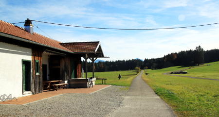 Radweg auf ehemaliger Bahntrasse und ehemaliger Bahnhof