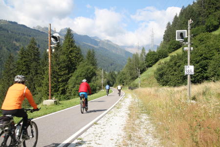 SIgnalmasten der ehemaligen Eisenbahn auf dem Radweg