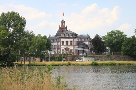 Blick auf Hanau (Schloss Philippsruhe) vom Radweg