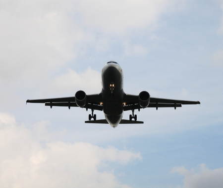 Plane-Watsching : die Flugzeuge fliegen tief am Radweg vorbei.