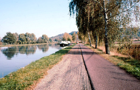 Express-Radweg an einem historischen Schifffahrtskanal