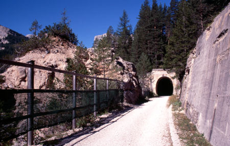 Der Dolomiten-Radweg führt durch ehemalige Eisenbahntunnels