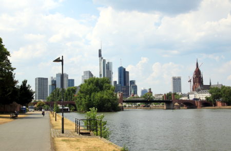 Skyline in Frankfurt mit Main-Radweg